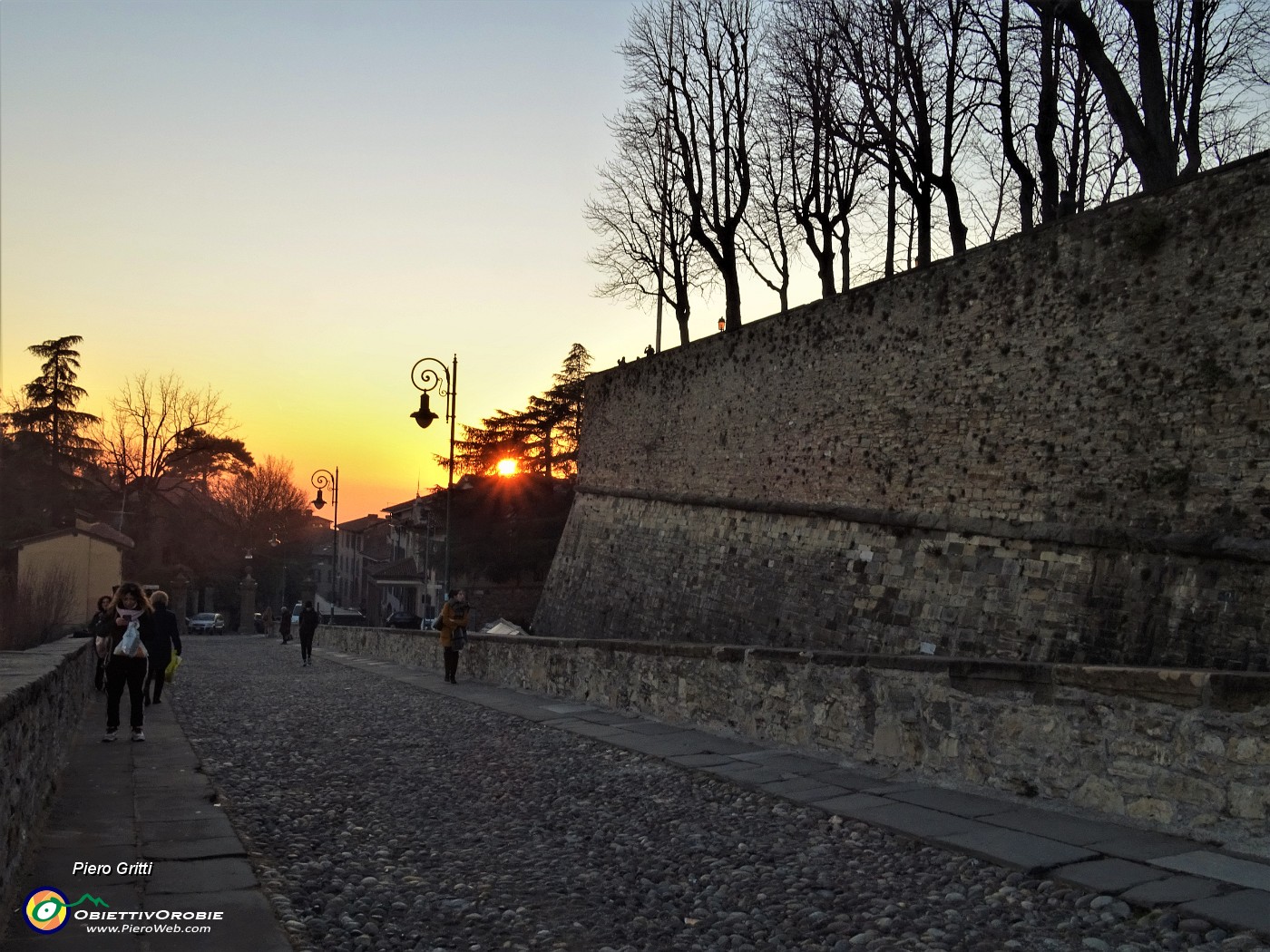 67 Spalti di Porta San Giacomo nei colori  del tramonto.JPG